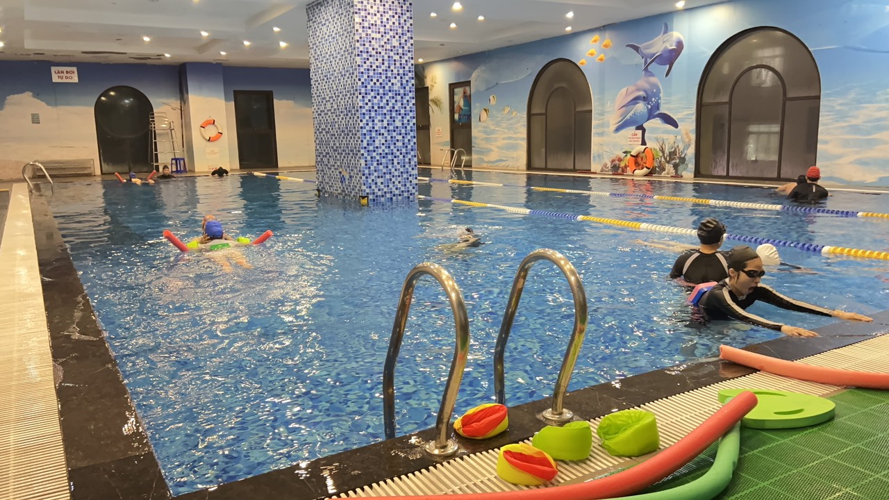Bể bơi bốn mùa Phoenix Pool 36 Hoàng Cầu – Chi tiết giá vé và lớp học bơi chất lượng