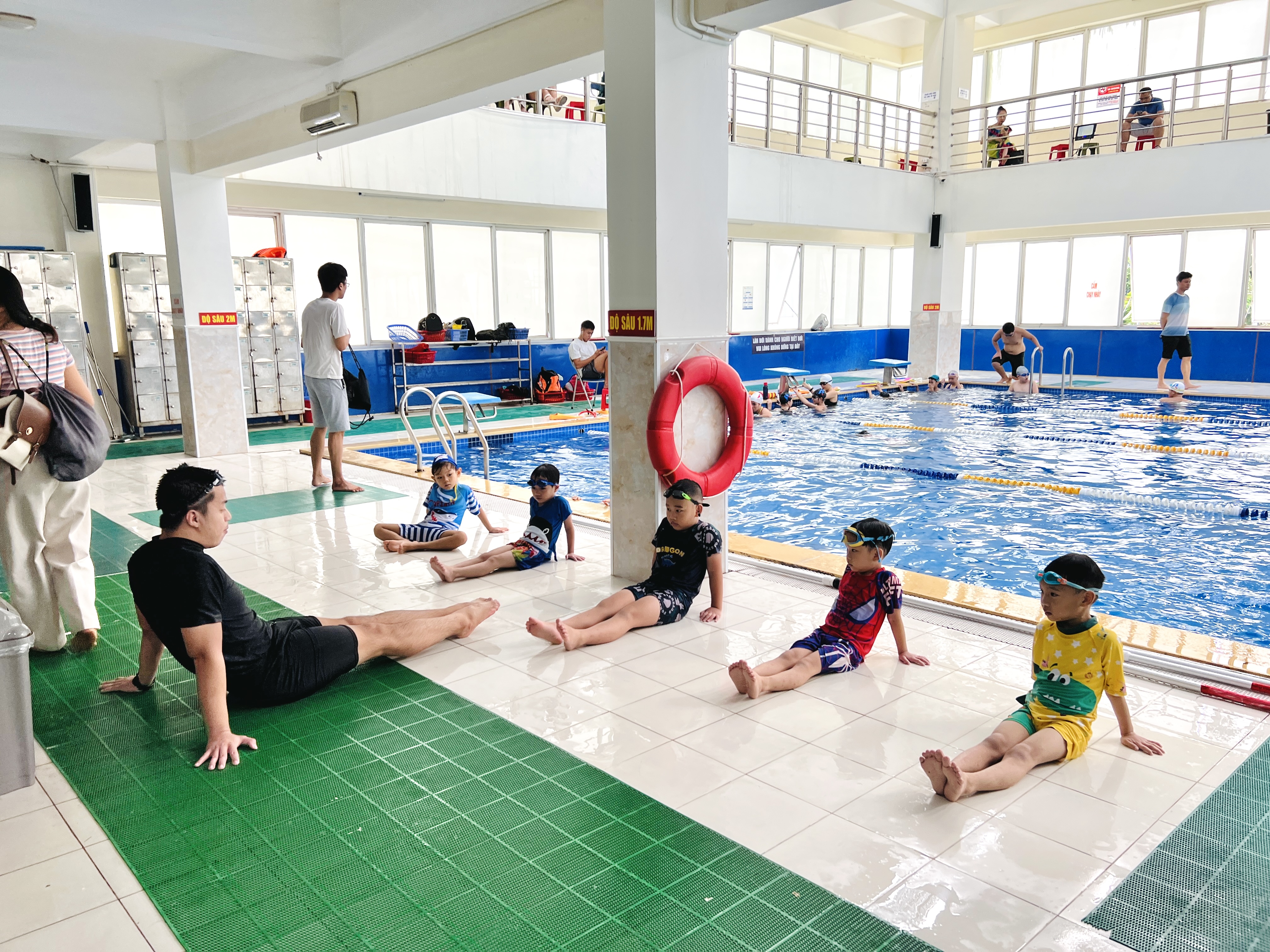 Dạy Trẻ Sơ Sinh Bơi: Hướng Dẫn Chi Tiết Cho Bố Mẹ