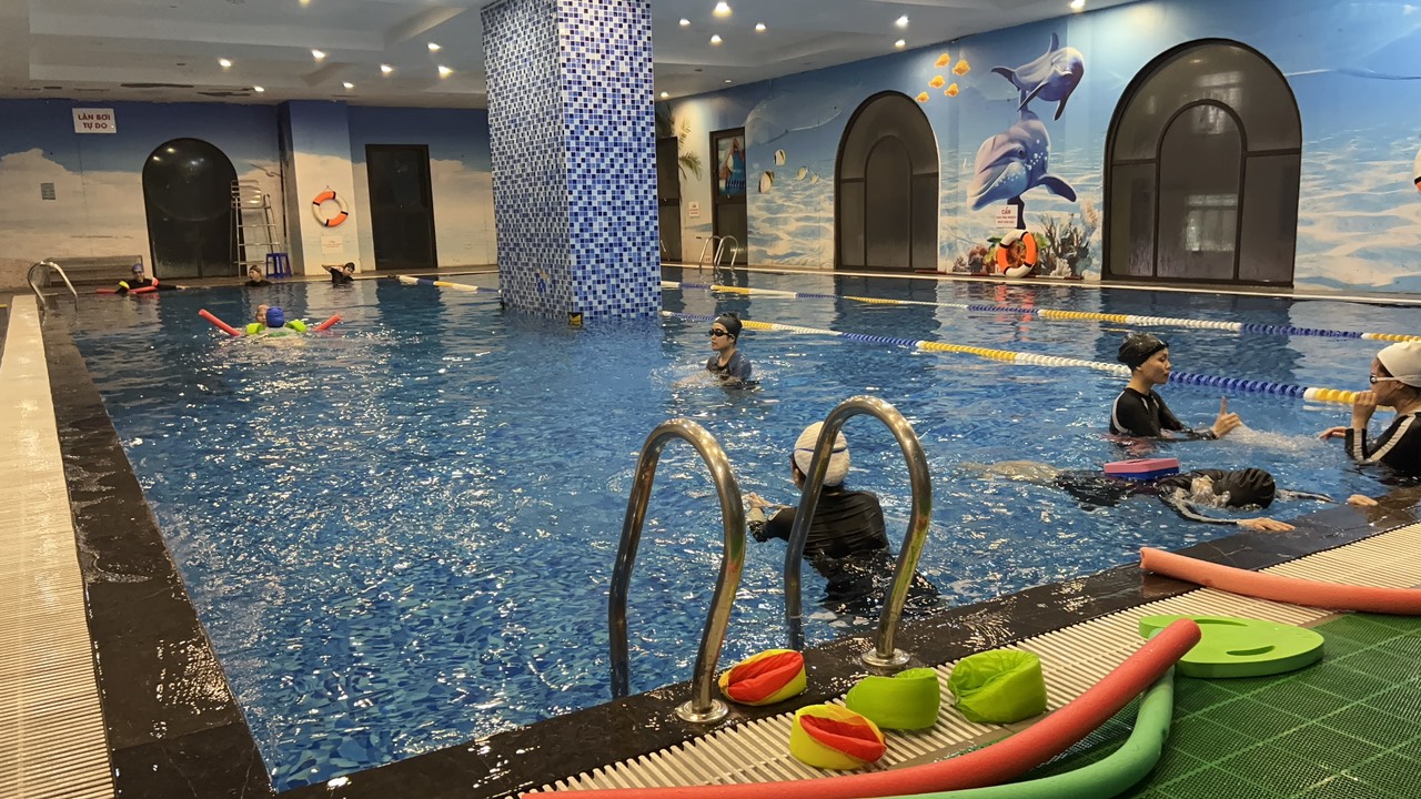 Lớp học bơi tại bể bơi bốn mùa Phoenix Pool 36 Hoàng Cầu – Nơi khởi đầu lý tưởng để học bơi hiệu quả