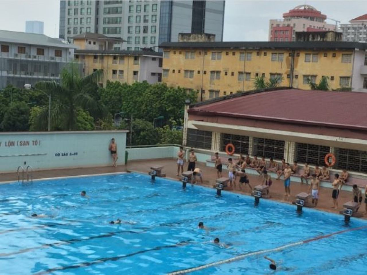 Bể bơi Học viện Kỹ thuật Quân sự – Chi tiết giá vé và lớp học bơi uy tín tại Cầu Giấy