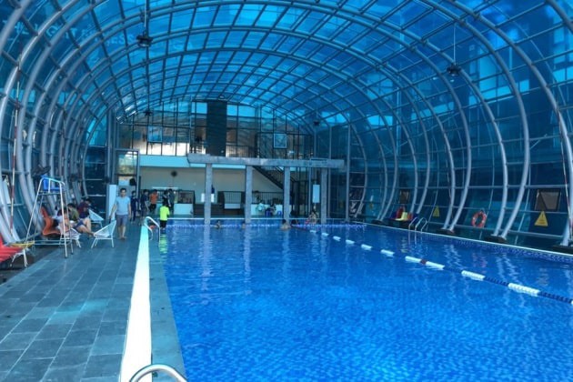 Bể bơi bốn mùa Việt Đức Complex tại địa chỉ 39 Lê Văn Lương, Thanh Xuân, Hà Nội hiện là một trong những địa điểm học bơi uy tín, hiện đại, được nhiều phụ huynh, học sinh và người đi làm lựa chọn. Với không gian sạch sẽ, nước ấm quanh năm, cùng sự kết hợp chuyên môn từ trung tâm dạy bơi hocboicaptoc.vn, nơi đây trở thành địa chỉ hàng đầu cho các khoá học bơi trẻ em, học bơi người lớn, và cả những ai đang tìm kiếm lớp học bơi cấp tốc hay dành cho người mới bắt đầu.